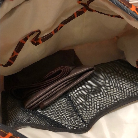 hugger - Picture 4 of 5